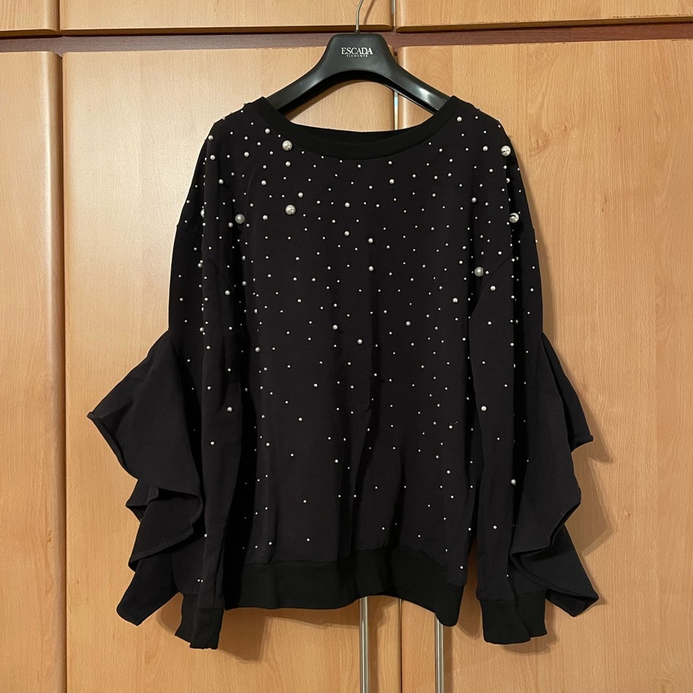 Black sweatshirt with pearls